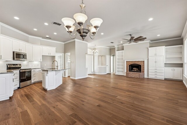 unfurnished room featuring hardwood / wood-style flooring, ceiling fan, and ornamental molding