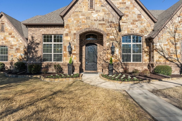 view of front facade with a front yard