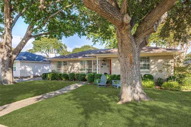 ranch-style home featuring a front lawn