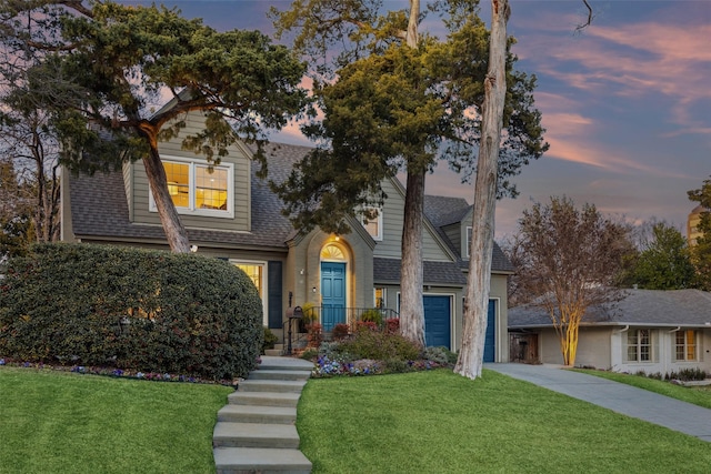 view of front of property featuring a yard