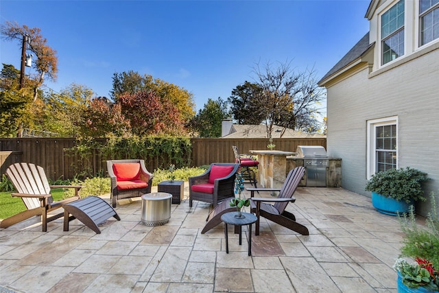 view of patio featuring an outdoor kitchen, an outdoor bar, and area for grilling