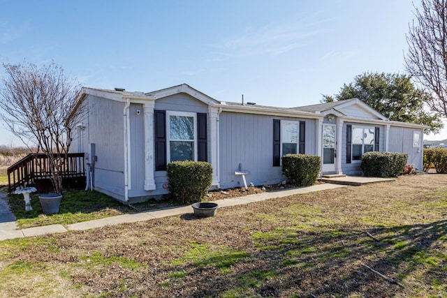 view of front of property featuring a front lawn