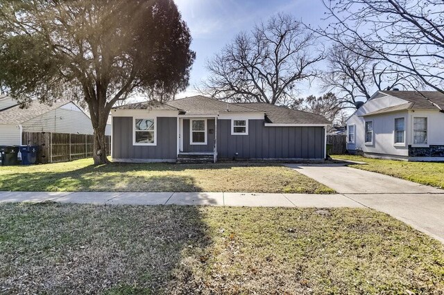 view of front of home featuring a front yard