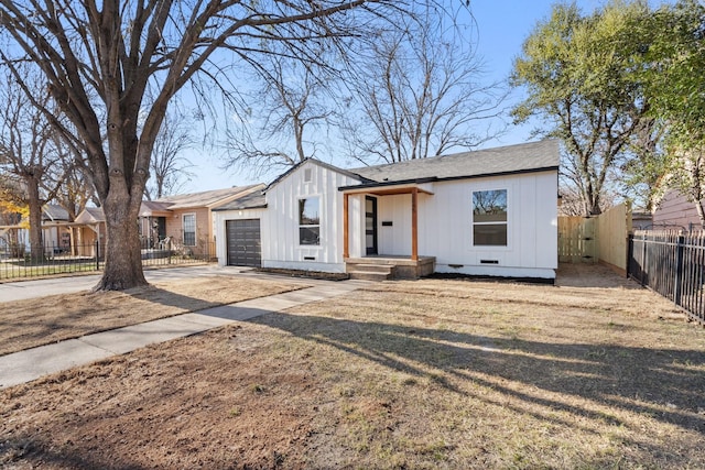 view of front of house featuring a garage and a front lawn