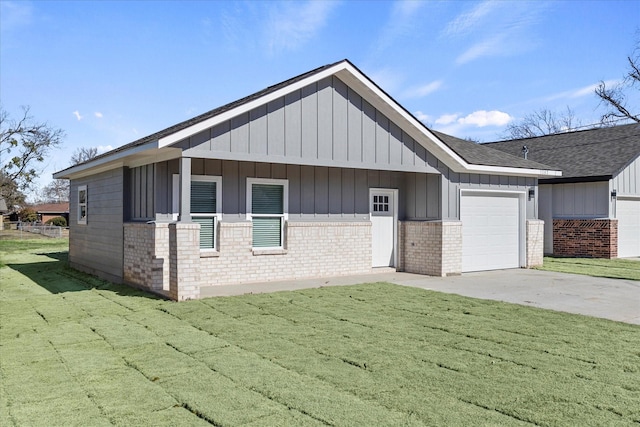 view of front facade with a garage, covered porch, and a front lawn