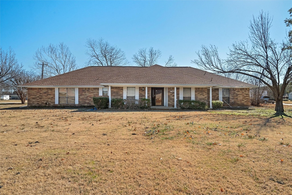 ranch-style house featuring a front lawn