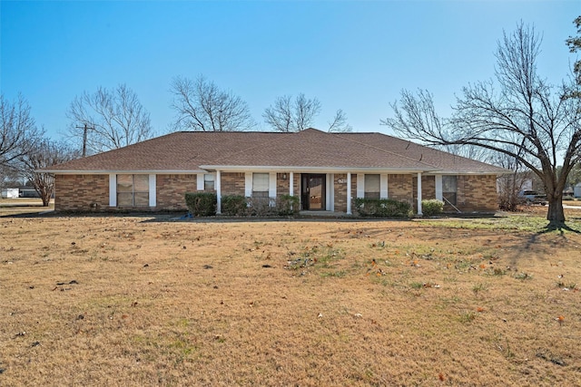 ranch-style house featuring a front lawn