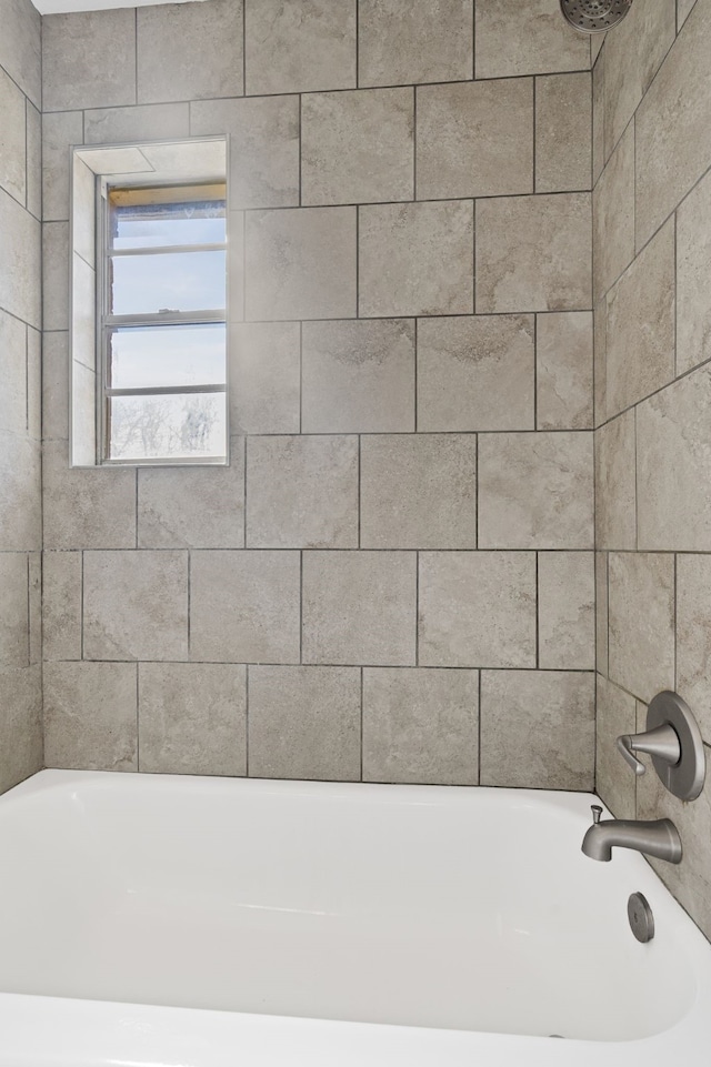 bathroom with tiled shower / bath combo