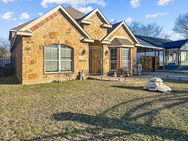 view of front of home featuring a front yard