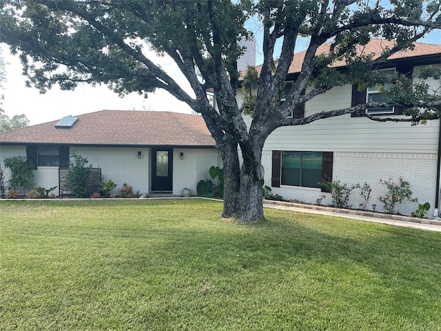 view of front of property featuring a front yard