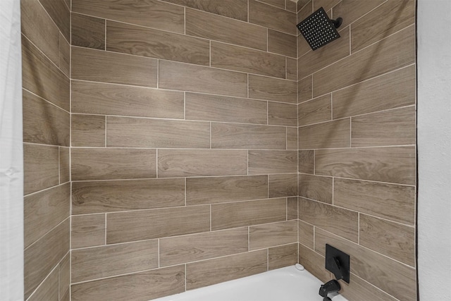 bathroom with tiled shower / bath