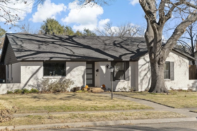 single story home with a front yard