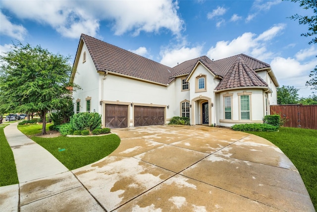 view of front facade featuring a garage and a front yard