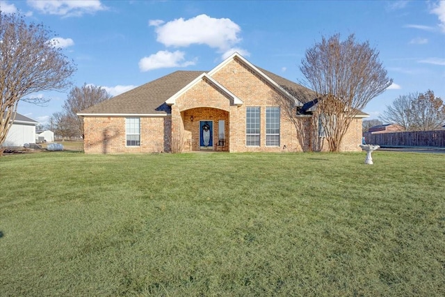 ranch-style home featuring a front lawn