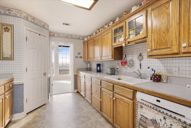 kitchen with sink and dishwashing machine