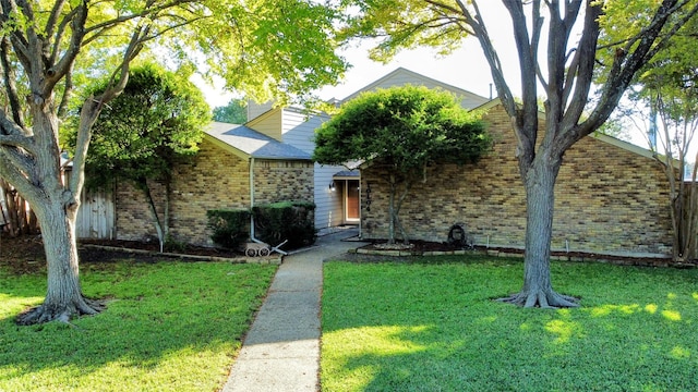 view of front facade featuring a front yard