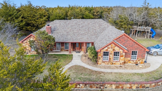 view of front of property featuring a front yard