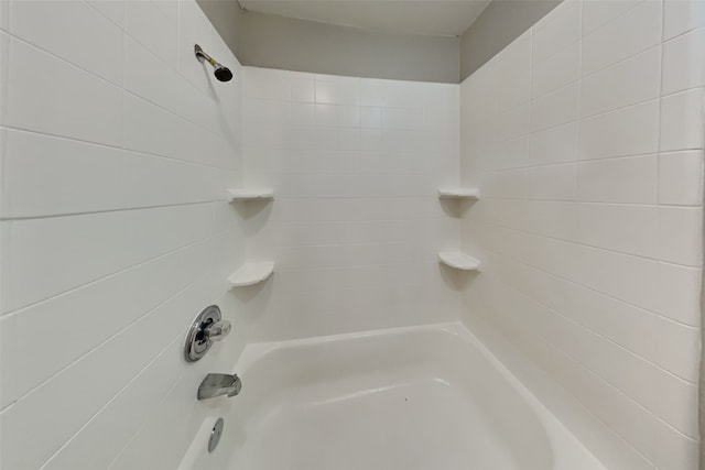 bathroom with tiled shower / bath combo