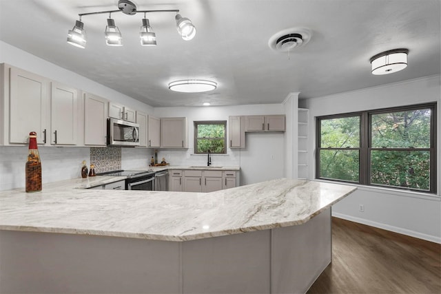 kitchen with stainless steel appliances, gray cabinets, sink, and kitchen peninsula