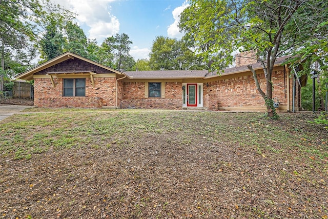 single story home with a front lawn