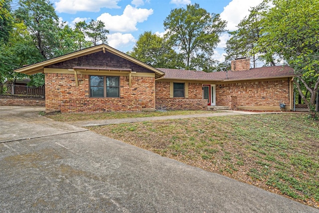 single story home with a front yard