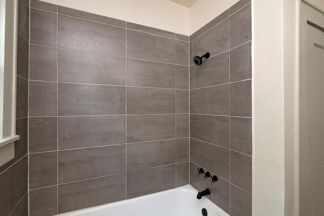 bathroom featuring tiled shower / bath combo