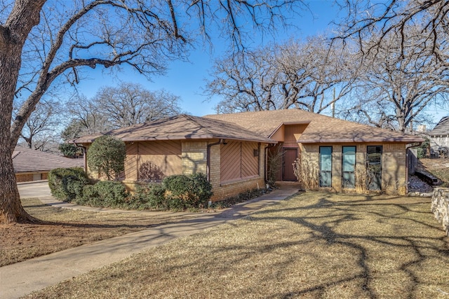 single story home featuring a front yard