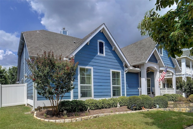 view of front of home featuring a front yard