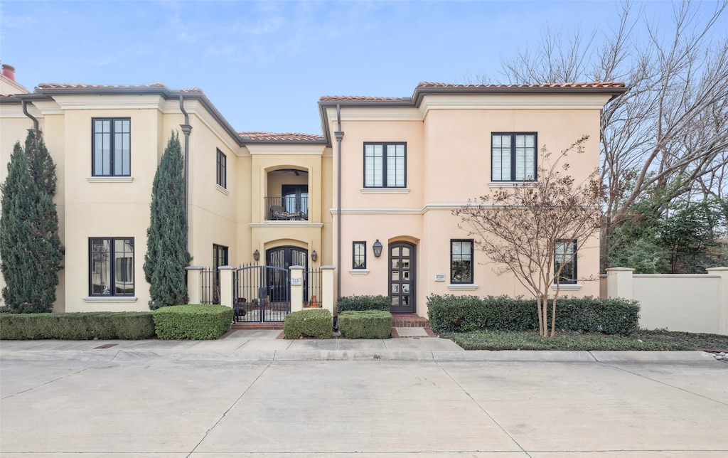 view of mediterranean / spanish-style house