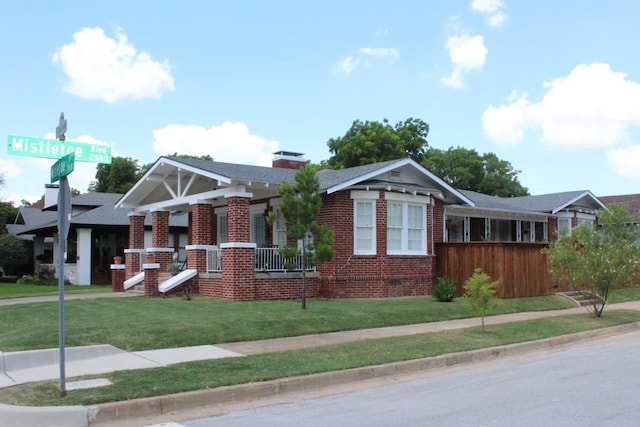 view of front facade featuring a front lawn