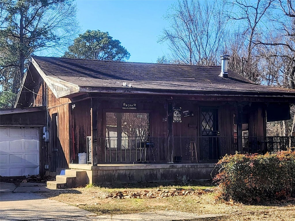 view of front of home with a garage and covered porch