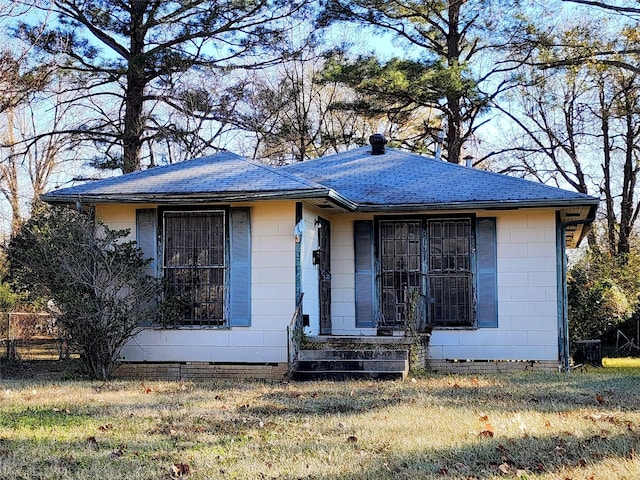 view of front of house featuring a front lawn