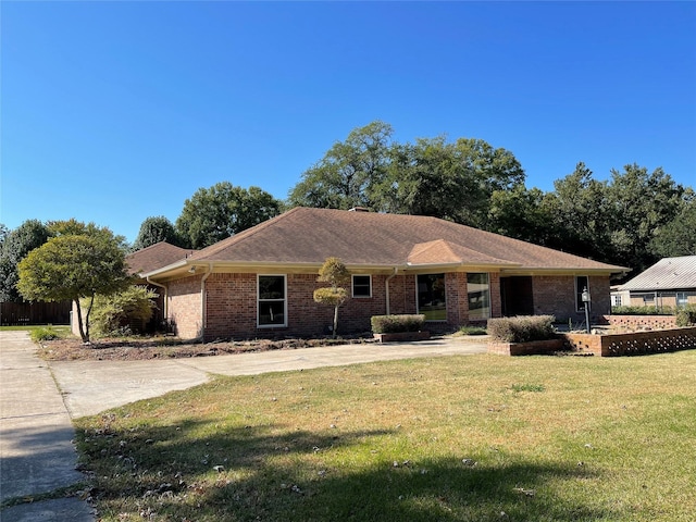 single story home featuring a front yard