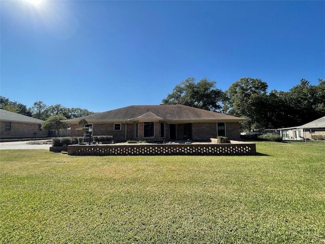 view of front facade with a front lawn