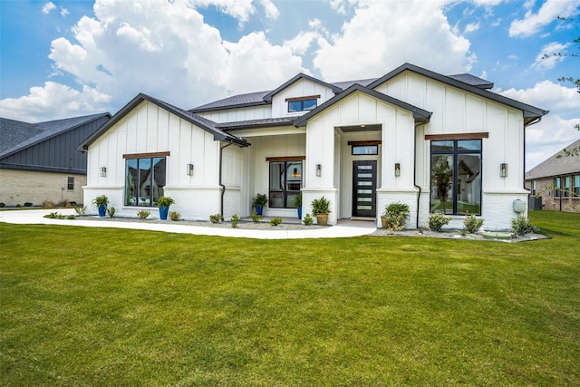 modern farmhouse style home featuring a front lawn