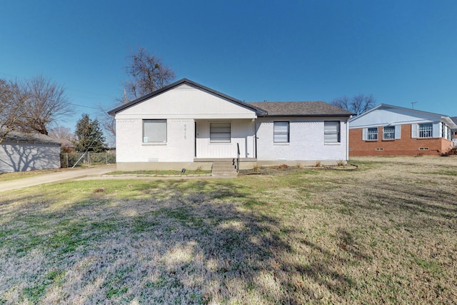 view of front of home with a front lawn