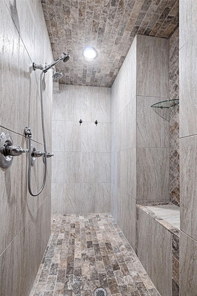 bathroom featuring a tile shower