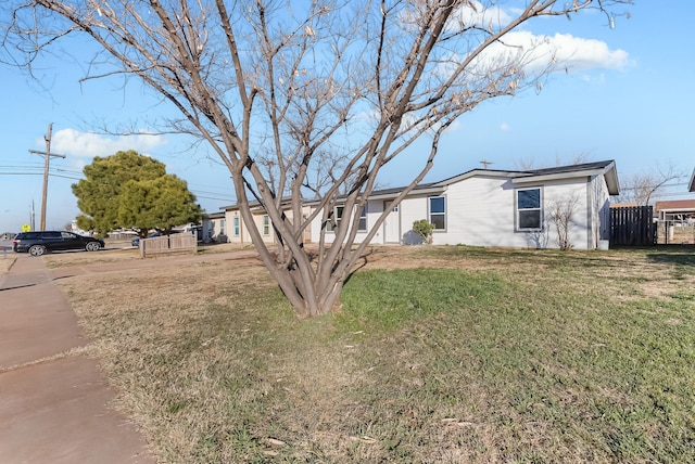 view of front of home featuring a front lawn