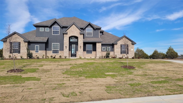 view of front of property featuring a front lawn