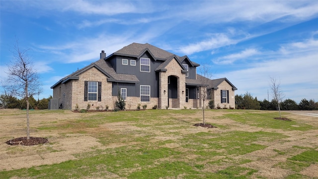 view of front facade with a front lawn