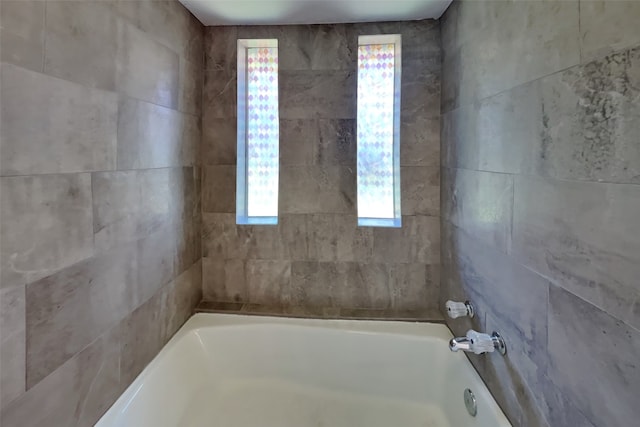 bathroom featuring tiled shower / bath combo