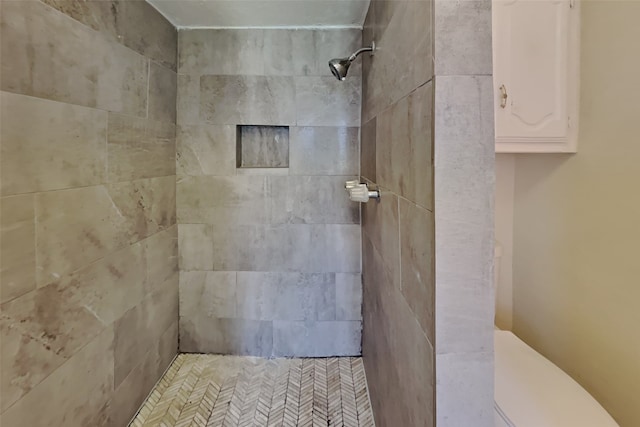 bathroom featuring a tile shower