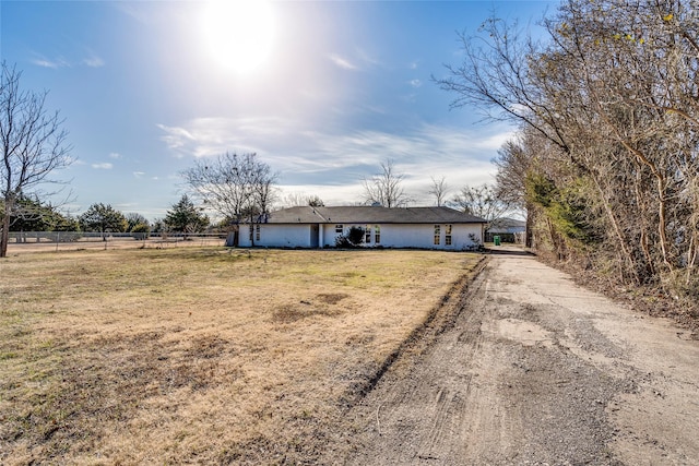 single story home with a front lawn