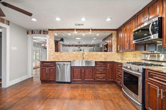 kitchen featuring appliances with stainless steel finishes, sink, ceiling fan, and kitchen peninsula