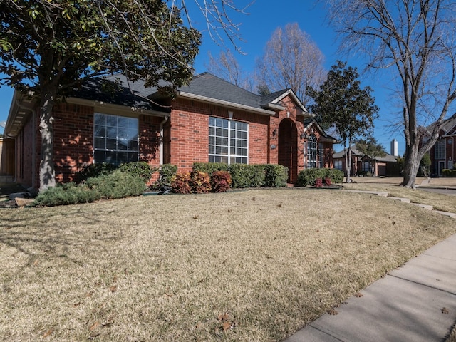 view of front of property featuring a front yard