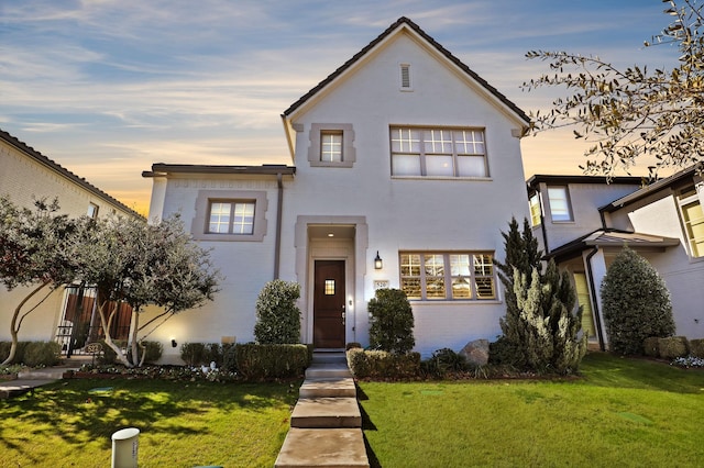 view of front facade featuring a yard