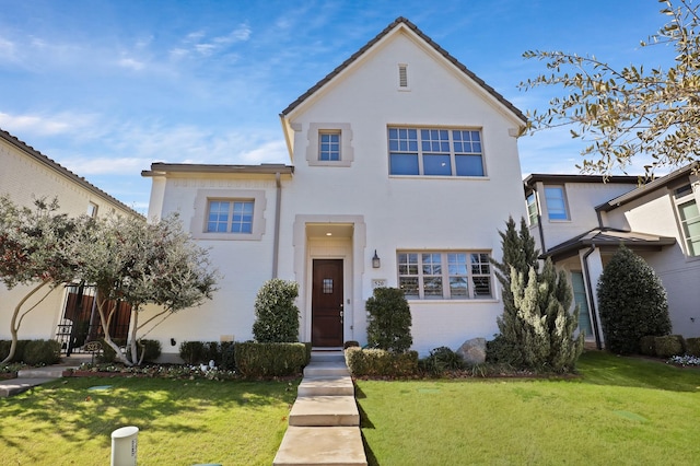 view of front of property featuring a front yard