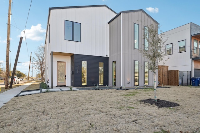 view of front of house featuring a front yard