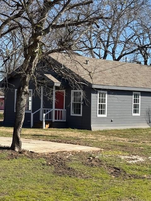 back of house featuring a yard