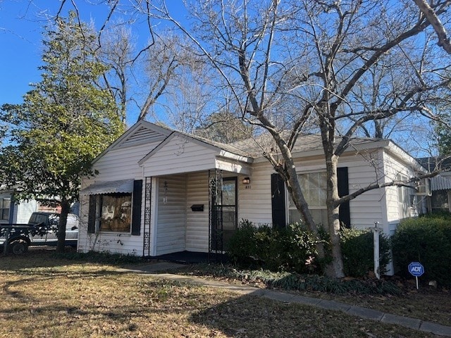 view of front of home featuring a front yard